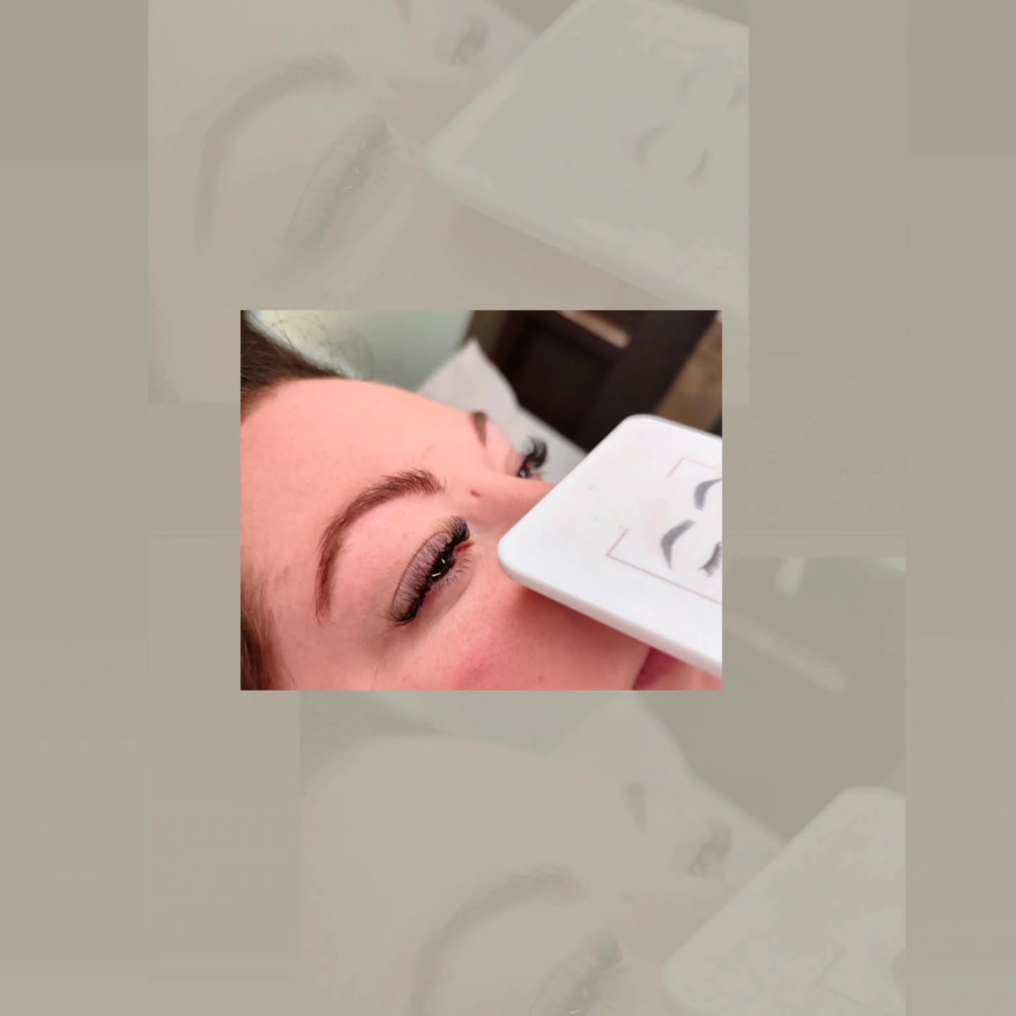 Nahaufnahme einer frisch gesetzten Wimpernverlängerung mit Wimpernkränzchen