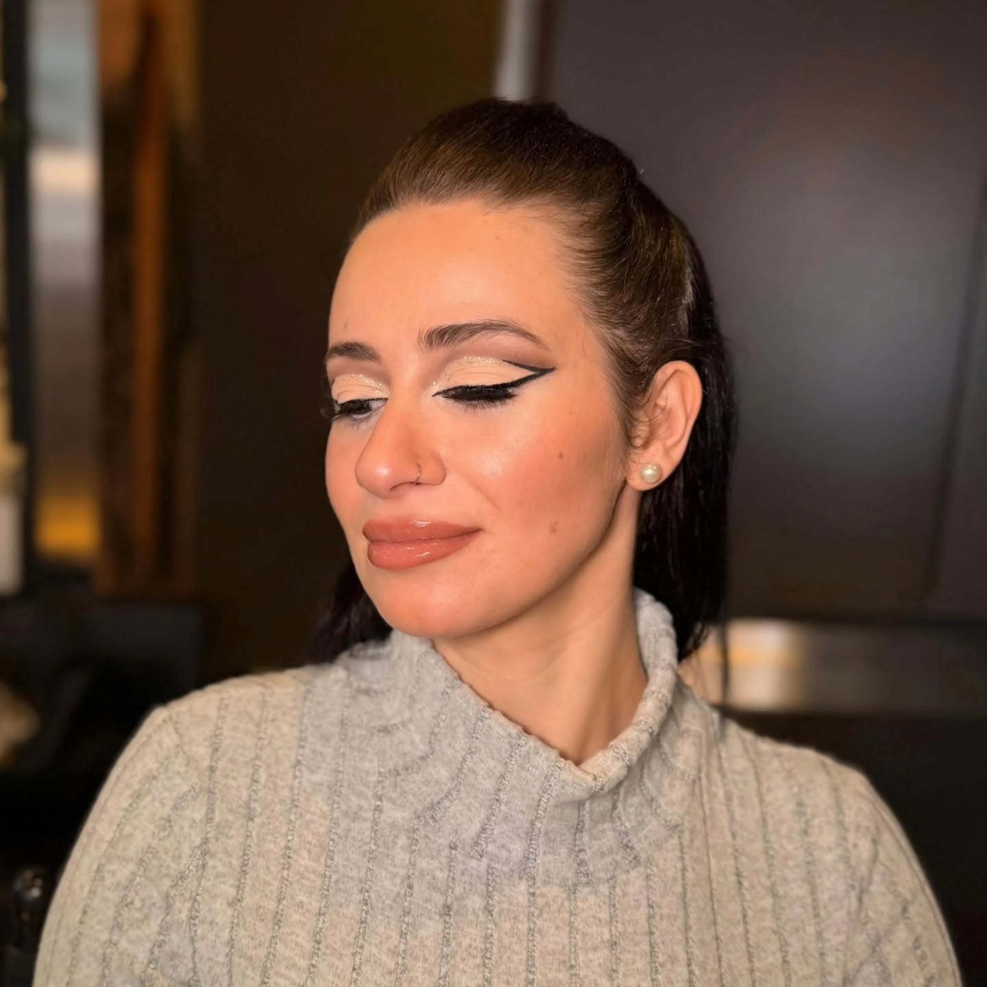 Cleaner Glam-Look mit grafischem Lidstrich und glänzenden Lippen